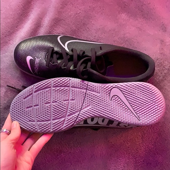 black indoor soccer shoes - Picture 3 of 4